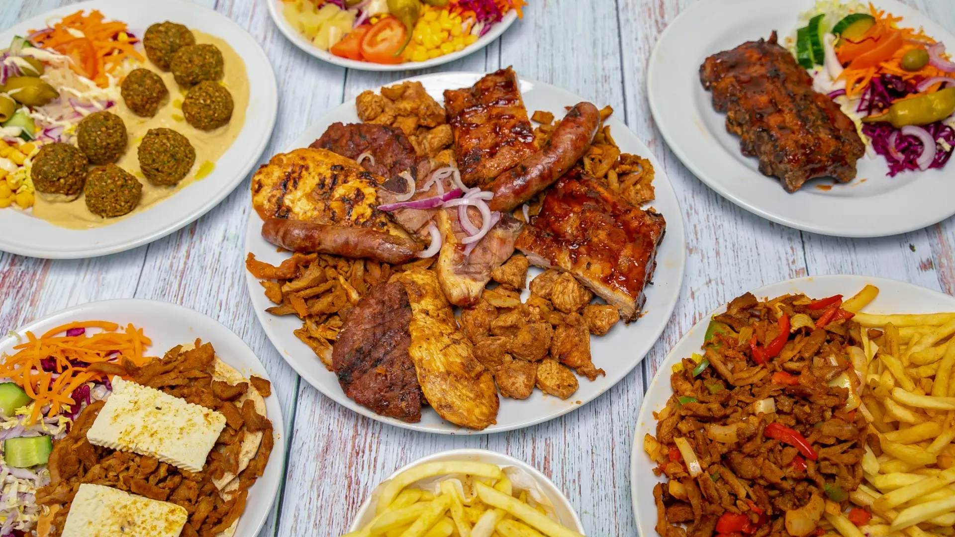 Authentieke Egyptische gerechten van Pita Alexandria — pita, falafel en mixed grill